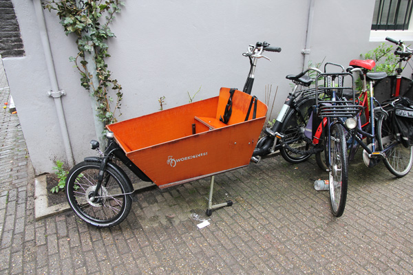 Electric-assisted Bakfiets was too heavy and has uncomfortable seating area for an adult.