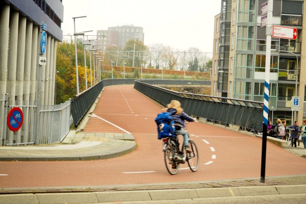 Elevated cycle track leaving Nijmegen train station.