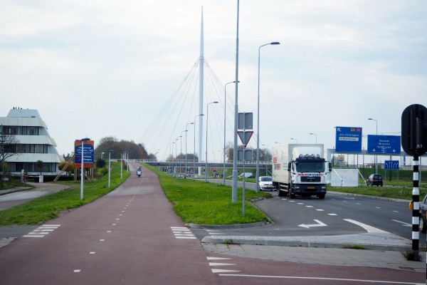 Cycle track leading up to Hovenring in Eindhoven